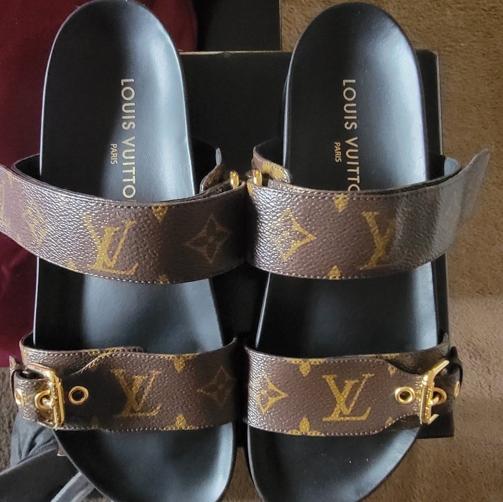 LOUIS VUITTON FLAT SANDALS